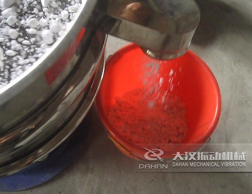 洗衣粉結(jié)塊物料從粗料口出來 洗衣粉結(jié)塊物料